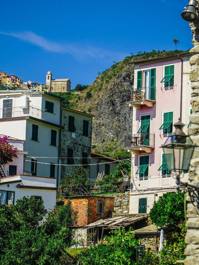 친퀘테레(Cinque Terre) 지역의 베르나차(Vernazza) 방문은 다채로운 색상과 자연의 아름다움으