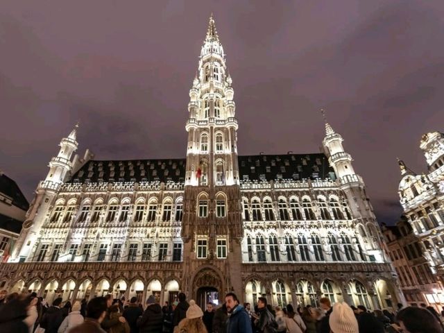 ชมแสงสีคริสต์มาสสุดอลังการที่จตุรัส Grand Place