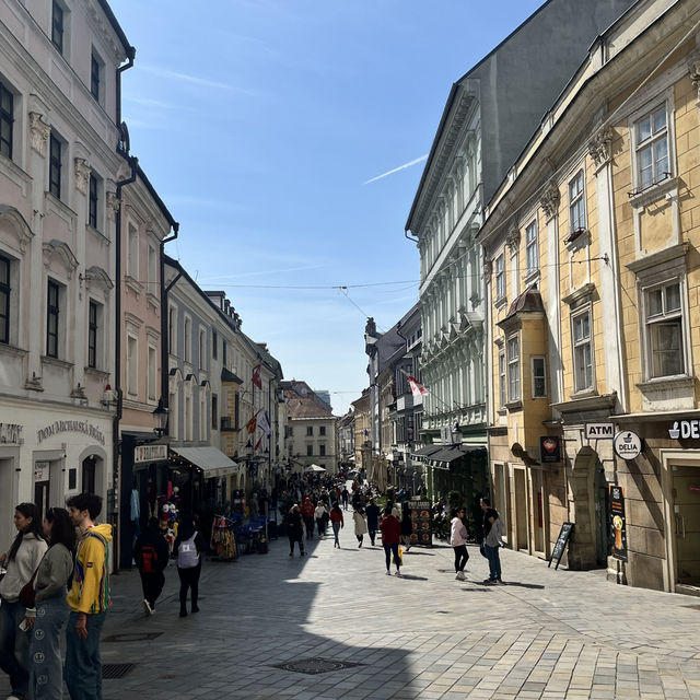 🇸🇰斯洛伐克布拉提斯拉瓦-有趣的雕像們 👷🕳️🪑