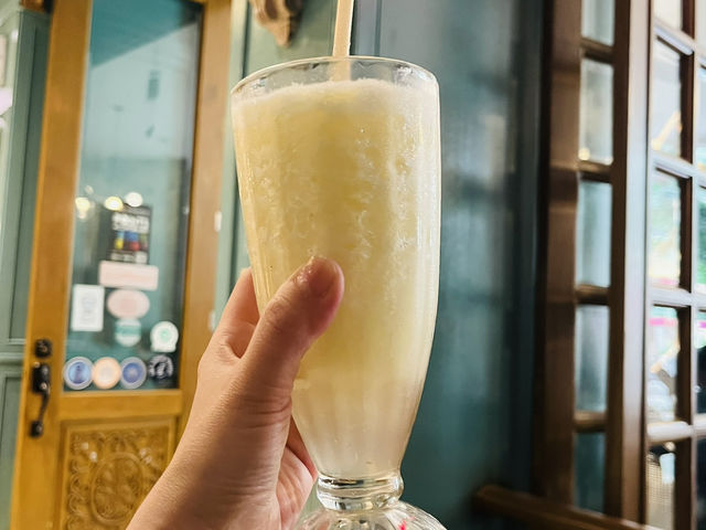 まずはトランジットタイムに腹ごしらえ
