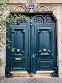 Cozy yet spooky in Paris 💫