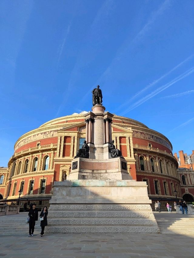 Royal Albert Hall: A Parabolic Crown of Culture