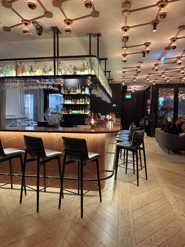 Chic Cocktails and Dreamy Lighting at Loreta Chic Cocktails and Dreamy Lighting at Loreta