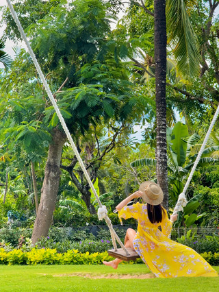 Sepotong Surga di Ayodya Resort🌴

Nusa Dua, Bali, terkenal dengan pantai-pantainya yang menakjubkan dan resor-resor kelas dunia, dan Ayodya Resort Bali benar-benar menonjol. Jika Anda menyukai desain Bali yang otentik, Ayodya akan memikat Anda dengan bangunan-bangunan elegan yang terinspirasi dari kuil, taman-taman tropis yang rimbun, dan suasana tradisional yang mengundang. Sejak Anda melangkah ke lobi yang luas, staf yang ramah akan memberikan kesan keramahan Bali yang tulus.

Lokasi Ayodya berarti akses yang mudah - hanya perjalanan singkat dari Bandara Ngurah Rai ke Pantai Nusa Dua yang tenang. Area hotel sangat luas, dihiasi dengan pohon kelapa, kolam yang tenang, dan permata arsitektur. Ruang luar bersinar: pantai yang indah dan bersih dengan ombak yang lembut, ideal untuk keluarga atau kelompok yang ingin bersantai dengan penuh gaya. Ada banyak ruang untuk bersantai: kursi santai, beanbag, tempat tidur gantung, atau bahkan sofa tepat di atas pasir.

Beberapa kolam renang termasuk zona anak-anak dan bar di dalam kolam, menjanjikan kesegaran sepanjang hari. Orang tua akan menyukai Klub Anak, yang menawarkan aktivitas harian oleh tim yang ramah dan penuh perhatian. Sarapan di Ayodya adalah daya tarik lainnya, dengan pilihan mulai dari hidangan klasik kontinental hingga spesialisasi Asia dan India - jangan sampai ketinggalan! Meskipun layanannya secara umum luar biasa, perlu diperhatikan - perlu beberapa pembaruan kamar.

Pesan penginapan Anda dengan mudah di trip.com untuk mendapatkan harga terbaik dan fasilitas tambahan.

Tip: Luangkan waktu untuk menjelajahi olahraga air di dekatnya, tempat-tempat budaya, dan menikmati jalan-jalan saat matahari terbenam di sepanjang pantai yang tenang.

#Bali #NusaDua #PerjalananKeluarga #ResorPantai #ResorAyodya