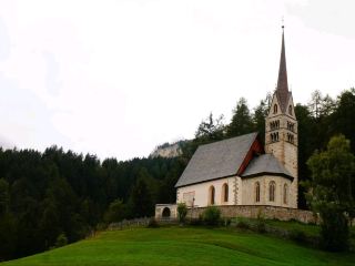 เดินเล่นชมโบสถ์อย่างสงบสุข 🍃
