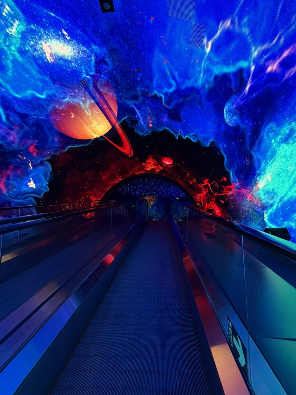 Grandview Aquarium di kawasan Tianhe yang ramai adalah destinasi yang sangat seru, terutama bagi keluarga yang membawa anak-anak! Masuki dunia bawah laut penuh warna yang terletak di dalam Zhengjia Shopping Plaza, di mana tampilan akuatik yang memukau, zona bertema kreatif, dan kesempatan melihat hewan dari dekat dijamin akan membuat semua orang tersenyum gembira.

Mulailah petualangan Anda dengan mengikuti rute “Journey through the Ocean”—jangan lewatkan terowongan transparan raksasa, tempat hiu dan ikan pari seolah meluncur tepat di atas kepala Anda! Anak-anak pasti akan menyukai kolam sentuh interaktif dan waktu pemberian makan khusus (cek papan digital untuk jadwal terbaru). Area hutan hujan adalah favorit pengunjung lainnya, dengan reptil berwarna-warni dan burung yang memberikan kejutan lebih dari sekadar ikan.

Wajib dilakukan: Tonton salah satu pertunjukan putri duyung harian untuk keajaiban bak negeri dongeng. Bagi penggemar satwa laut cilik, pertunjukan singa laut adalah sorotan utama yang penuh tawa dan cara yang bagus untuk menyalurkan energi ekstra mereka.

Spot foto terbaik: Ambil selfie keluarga di terowongan dengan kawanan ikan neon yang berenang lincah. Ruangan “Fantasy Jellyfish” yang menyala dengan pencahayaan suasana yang indah adalah latar belakang yang tidak boleh dilewatkan.

Tips berkunjung: 
· Kerumunan memuncak pada akhir pekan dan hari libur nasional—pilihlah pagi hari di hari kerja untuk pengalaman yang lebih tenang. 
· Akuarium ini ramah kereta bayi dan menawarkan banyak tempat istirahat.
· Aktivitas yang bagus saat hari hujan; kenyamanan ber-AC adalah nilai tambah.

Peringatan penting: Lantai bisa menjadi licin di dekat area pameran, jadi pertimbangkan untuk memakai sepatu yang tidak licin untuk anak-anak. Pastikan anak-anak tetap dekat dengan Anda, karena rasa antusias mungkin membuat mereka berlarian ke depan!