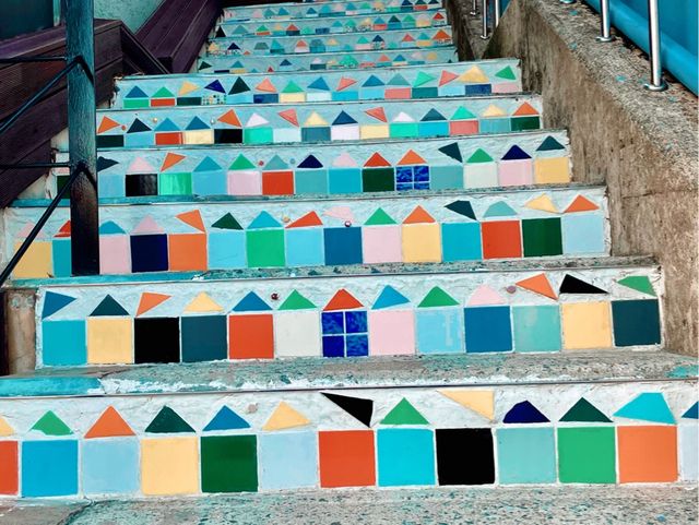 A village of colour 🎨 