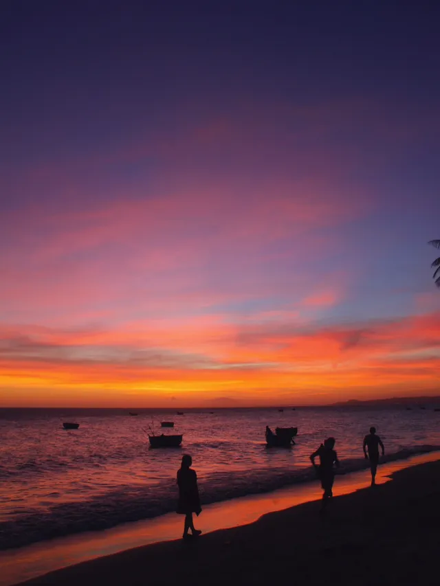 Brilliant sunset at Mui Ne beach