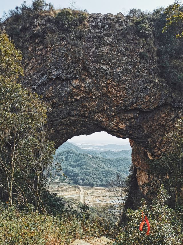 龍年徒步感受大自然奇觀丨山脊線與穿岩洞