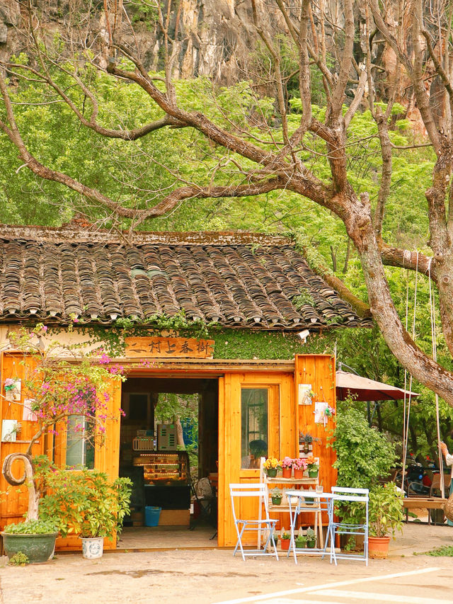 Cycling in Yangshuo🛵, landscapes, paddy fields, small shops, swings🏡, map routes.