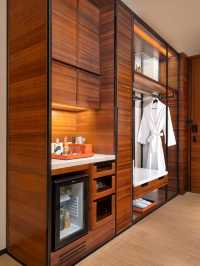 🌟 Phnom Penh's Posh Sleepover: Hyatt Regency! ✨