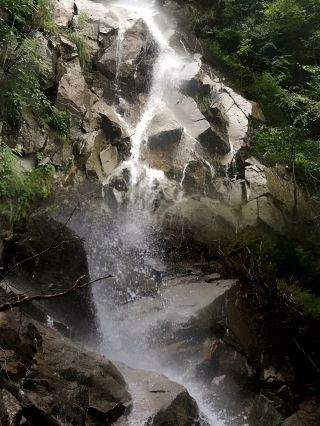 孟達天池：水天一色的高原畫卷
