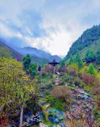 陡峭山壁中的察汗河。