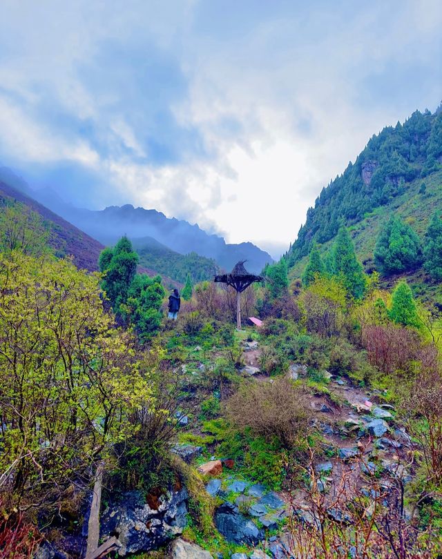 陡峭山壁中的察汗河。