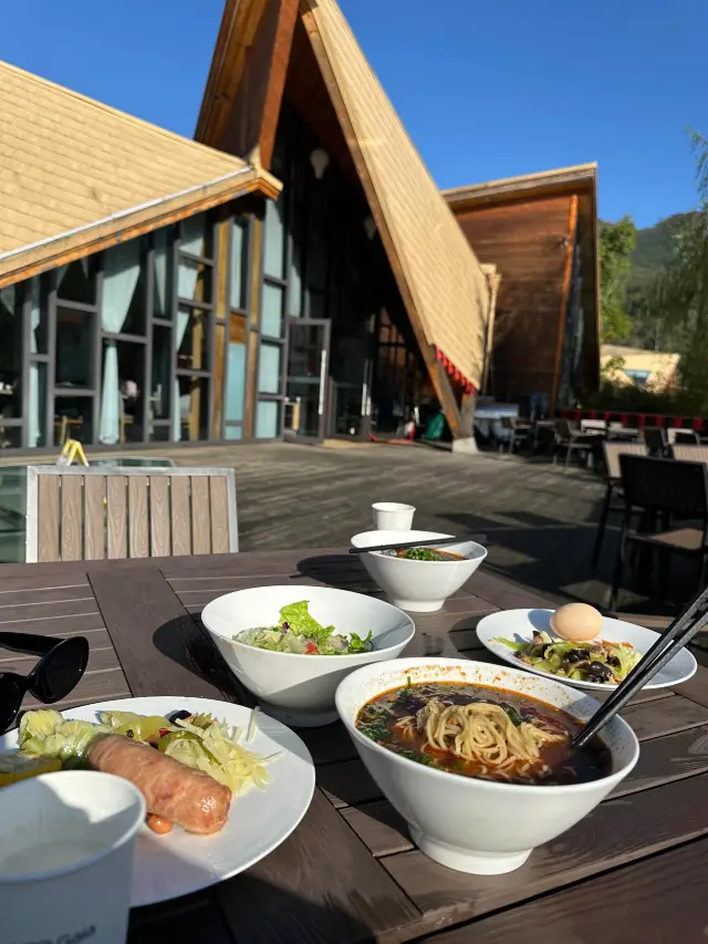 光霧山と谷・秋池ホテル。