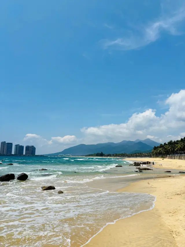 Wanning Riyue Bay is a great place for taking photos