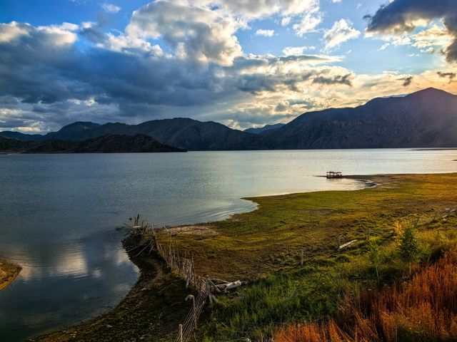 夕陽下的可可托海，金色草原與深邃藍湖的邂逅