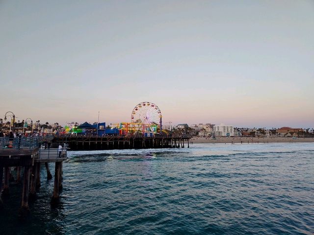 Santa Monica Beach: Sunset Vibes & Fun by the Water 🌅🎡