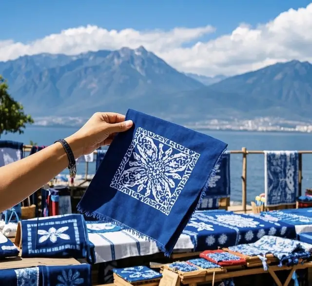 Between Cangshan and Erhai Lake, Dye a Touch of Millennial Blue and White