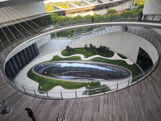 打卡上海博物館東館嘅室外螺旋人行步道