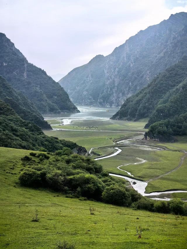 九月經過冶力關，山色正慢炖秋光