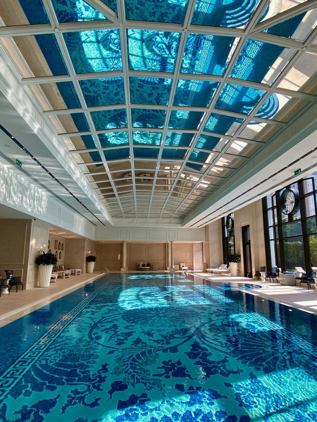 澳門上葡京｜在藝術宮殿裡仰泳！鏡面天花泳池夢幻到窒息🏊‍♀️✨