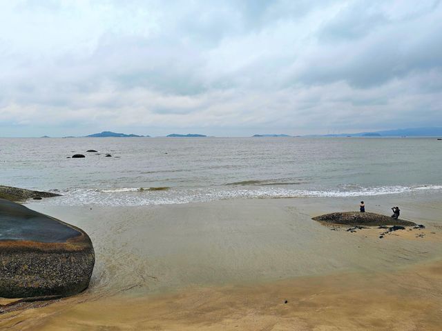 從廈門看金門的著名標語，免費海灘也能看清