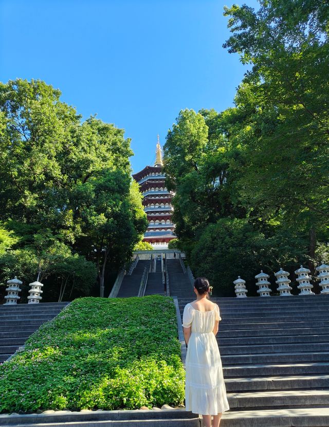 登上西湖雷峰塔，感受千年白蛇傳說的魅力！