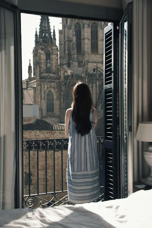 Come to Spain just for these 17 photos. Spain is still too comprehensive. Pic 1 - Hotel Colon Barcelona, Cathedral View Room Pic 2