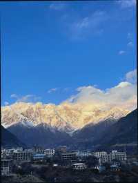 藏地必去日照金山