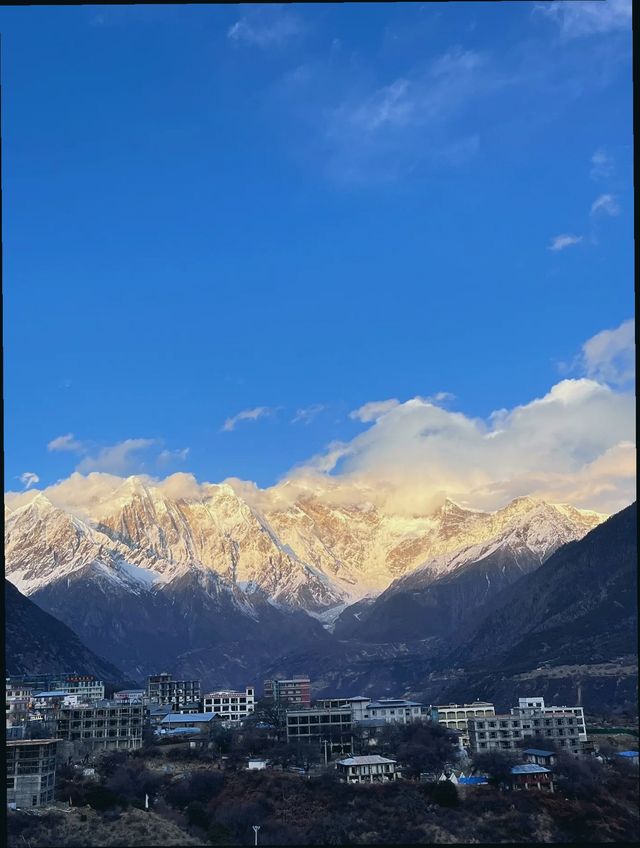 藏地必去日照金山
