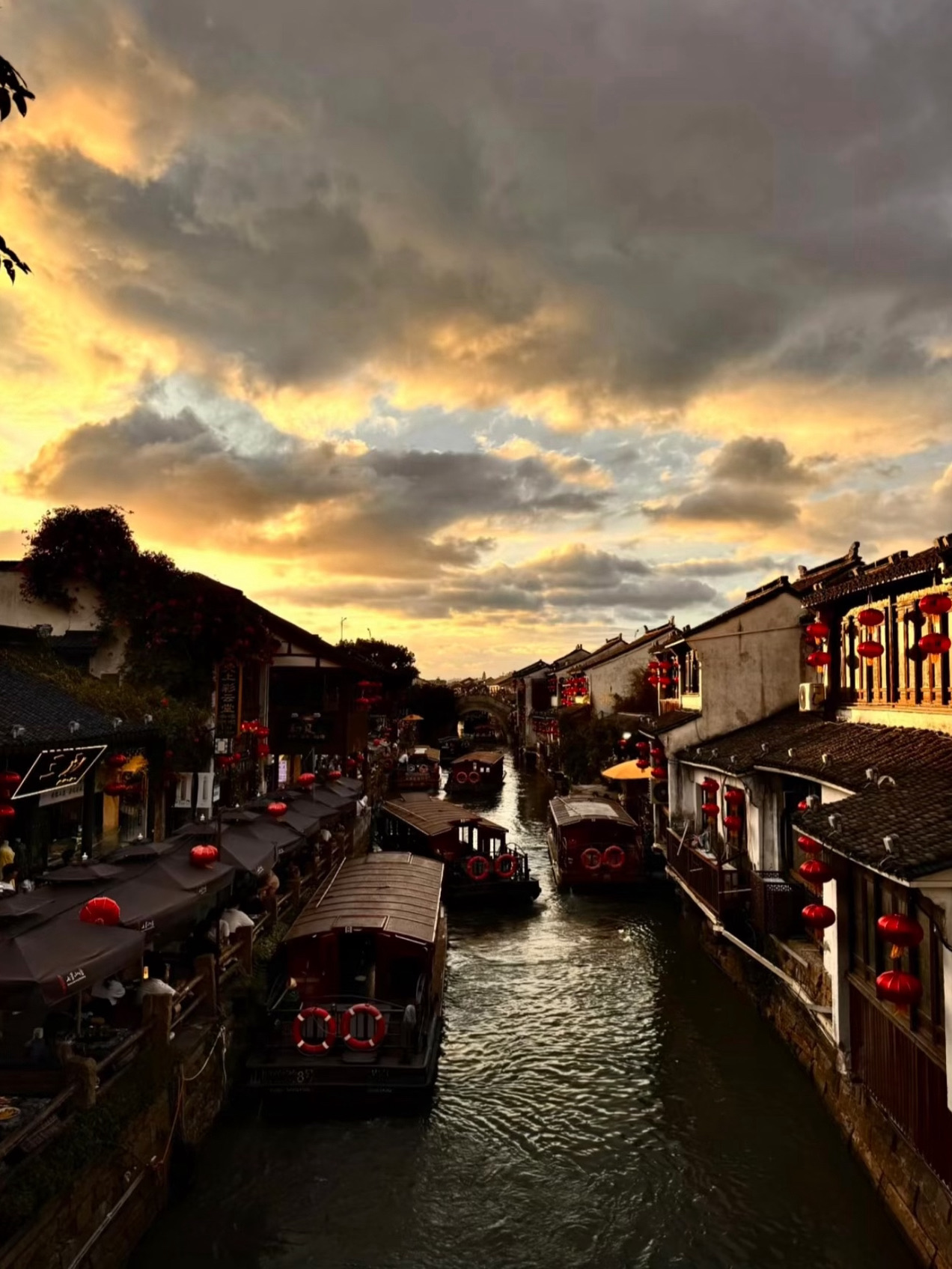 1. 去平江路水巷咔咔拍照
2. 去蘇州博物館看貝聿銘的光影魔法
3. 去金雞湖畔等一場粉色日落
4. 去獨墅湖十字架下拍神聖感大片
5. 去東方之門腳下拍都市大片
6. 去蘇大紅樓追百年銀杏
7. 去李公堤邊看藝術展邊逛湖
8. 去蘇雅興嘗現炒三蝦麵
9. 去藝圃茶寮聽雨喝免費茶
10. 去山塘街看紅燈籠點亮運河
11. 去太湖漁港村燈塔下發呆
12. 去蘇祥興吃招牌燜肉麵
13. 去誠品生活階梯看湖景看書
14. 去西園寺摸禪貓看鴿子
15.帶著小狗入住安逸飯店體驗鬧中取靜的安逸生活～