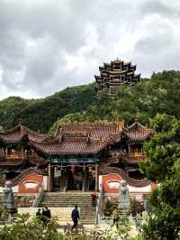 #天水淨土寺｜千年古剎藏在仙人崖，陰雨天氛圍感拉滿！   隱世古剎！四大石窟外的禪意秘境！  