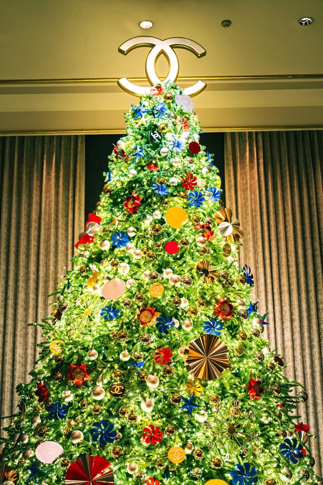 魔都外灘半島酒店超大聖誕樹已就位 魔都外灘半島酒店超大聖誕樹已就位