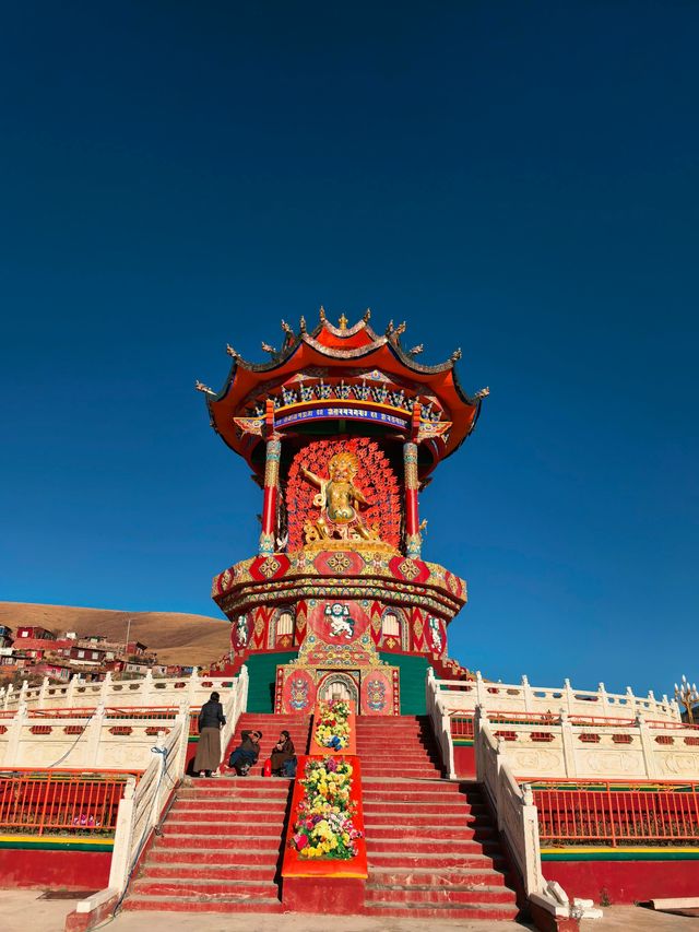 藏地深處的信仰之光！亞青寺，被萬千紅屋點亮的修行秘境  
如果你對藏地的信仰充滿嚮往，那一定要來一次