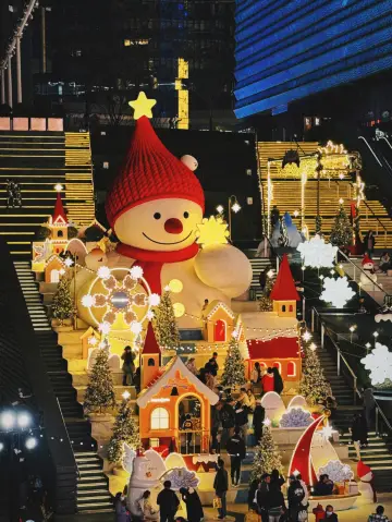 The hidden snowy fairy tale in Magic City: a 10-meter red-hatted snowman in Lujiazui that dazzles your eyes!