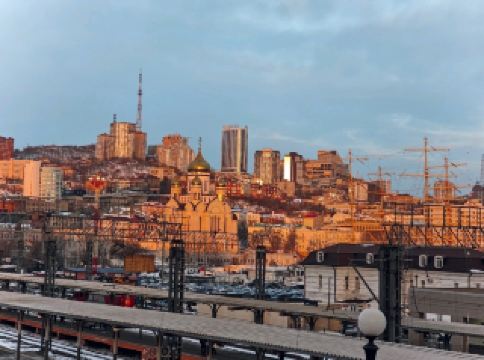 Владивосток вайб: Арбат, мосты и вечерние огни 🌃