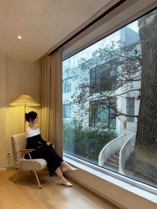 いつも大きな掃き出し窓のある部屋には抗えない