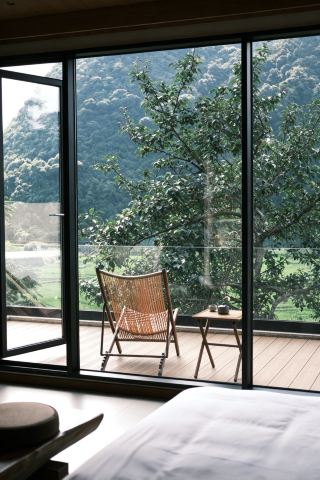 One Window to the Wilderness｜A Room of Pure White