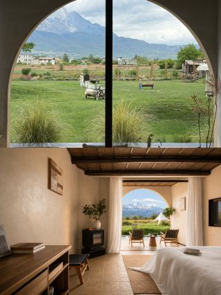 Stay surrounded by snowy mountain views. A trip to Lijiang is even more healing than you imagined!