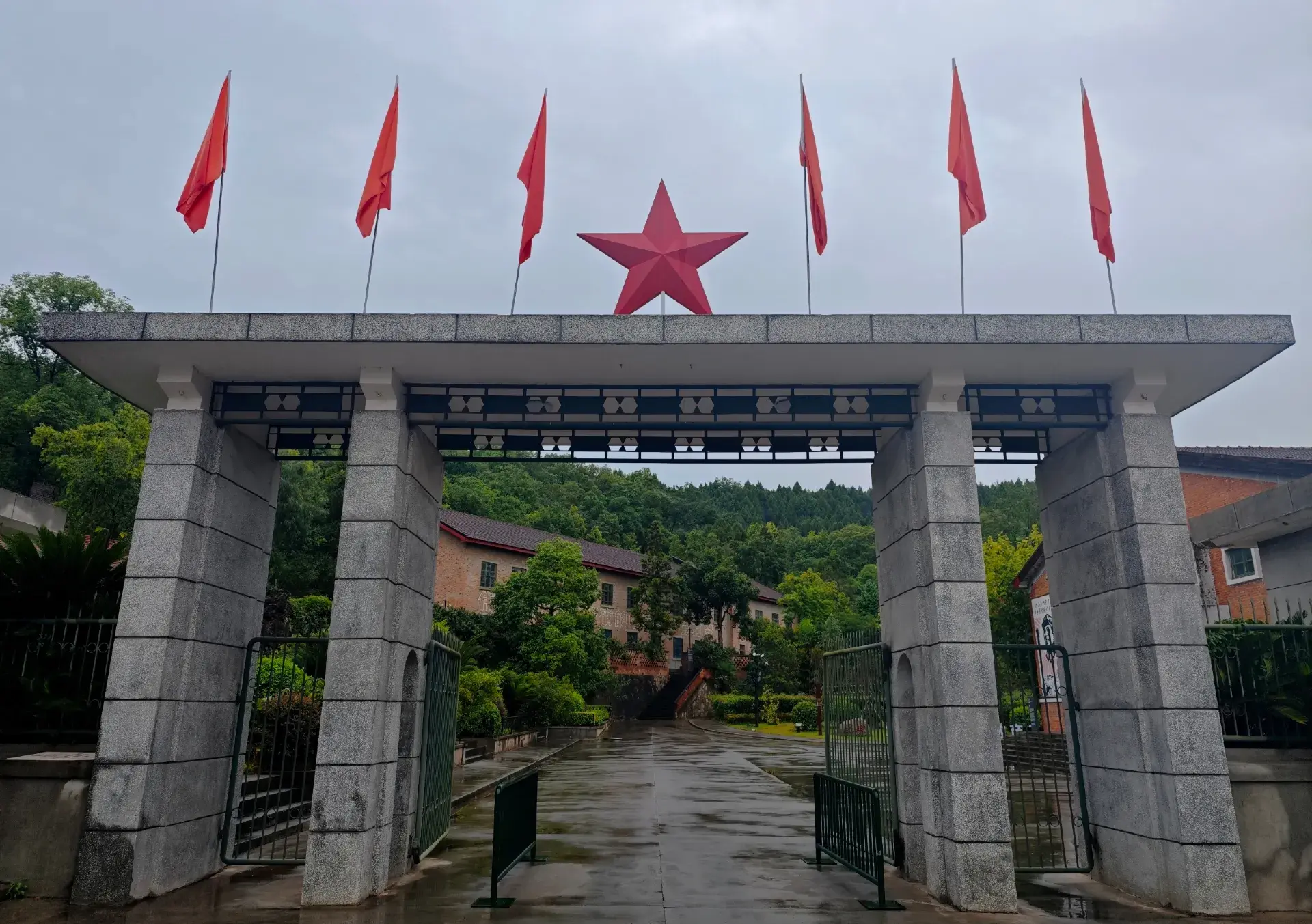 Liangdan City is located on the west slope of Changqing Mountain in Zitong County, covering an area of more than 3,000 acres. It fully preserves 167 buildings from the 1960s. In 1969