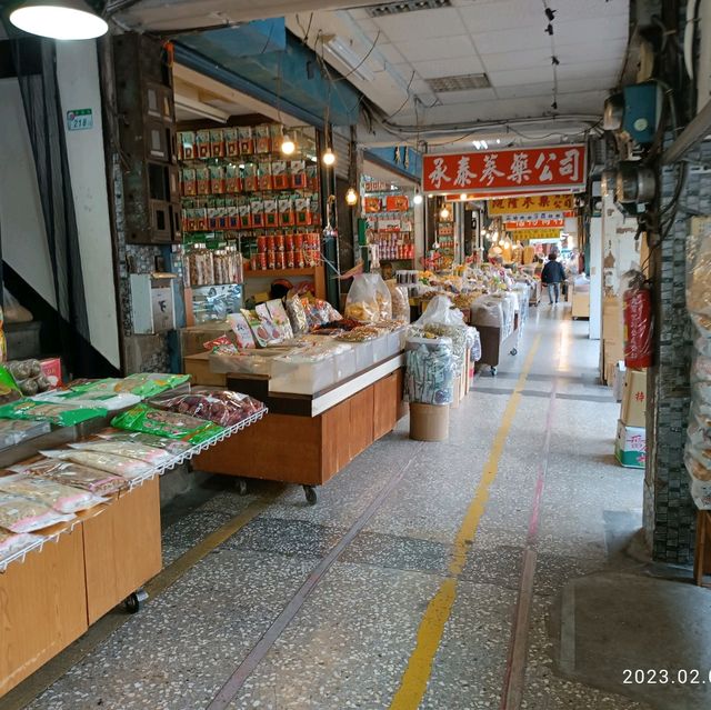很有古早味的氣息，到處都是古蹟級的建築，迪化街的商業氣氛，還有街道邊不起眼的小吃攤
