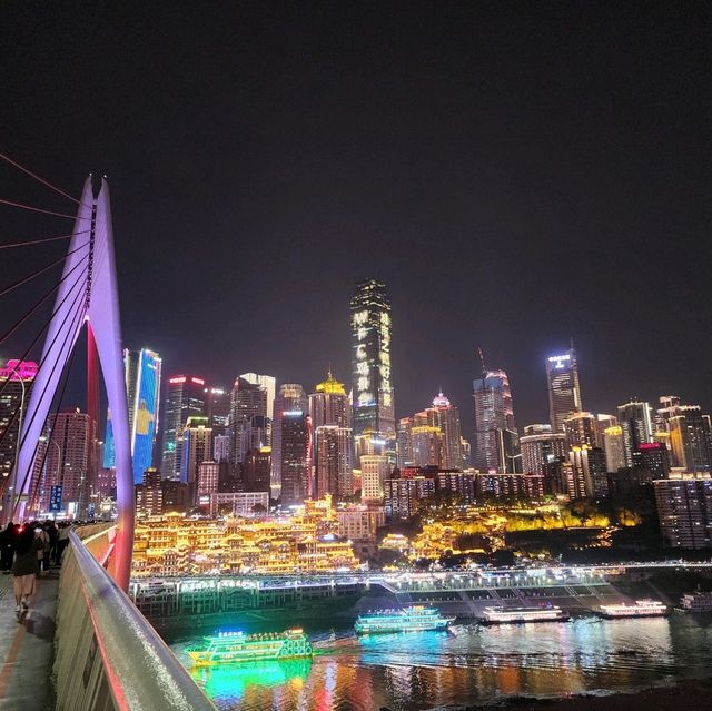 嘉陵江大橋上看洪崖洞