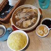 沙嗲，肉骨茶，海南雞飯  ... 嘆 ！ 南洋美食！