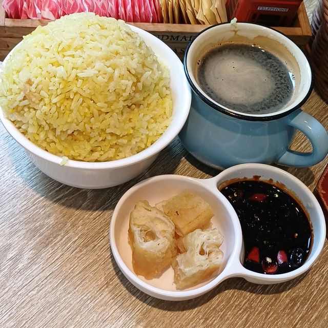 沙嗲，肉骨茶，海南雞飯  ... 嘆 ！ 南洋美食！