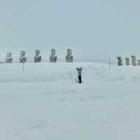 激レア！雪の中のモアイ像