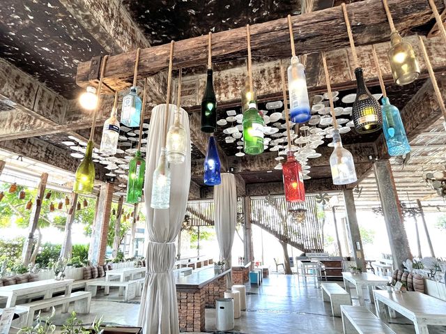 ร้านกาแฟน่ารัก บรรยากาศริมทะเล ชิลๆ ริมปากน้ำ
