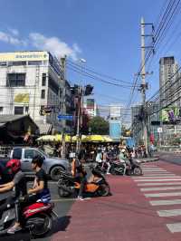 กราบสิ่งศักดิ์สิทธ์สี่แยกห้วยขวาง