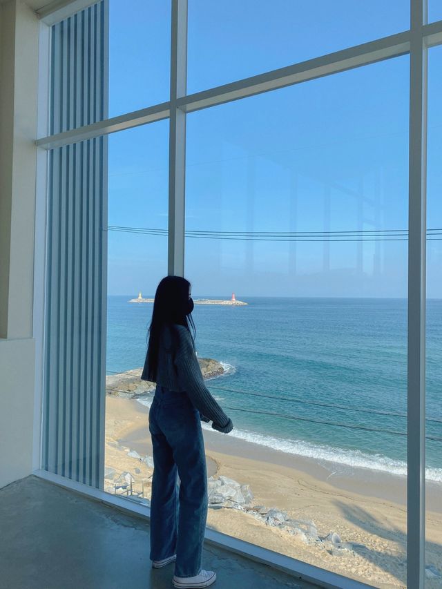 커다란 통창에 드넓은 바다를 담은 대형 카페라니!!