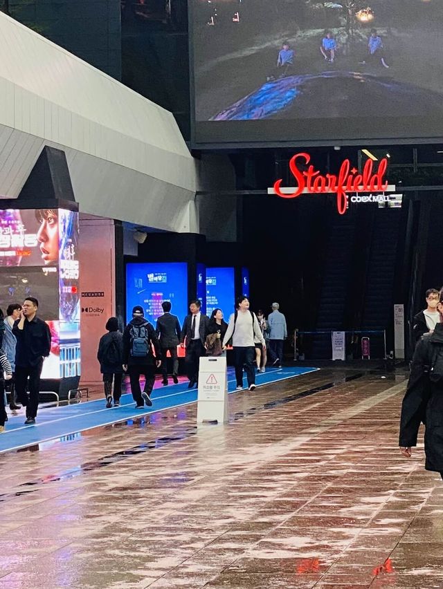 猶如置身於美麗書房的大型Shopping Mall